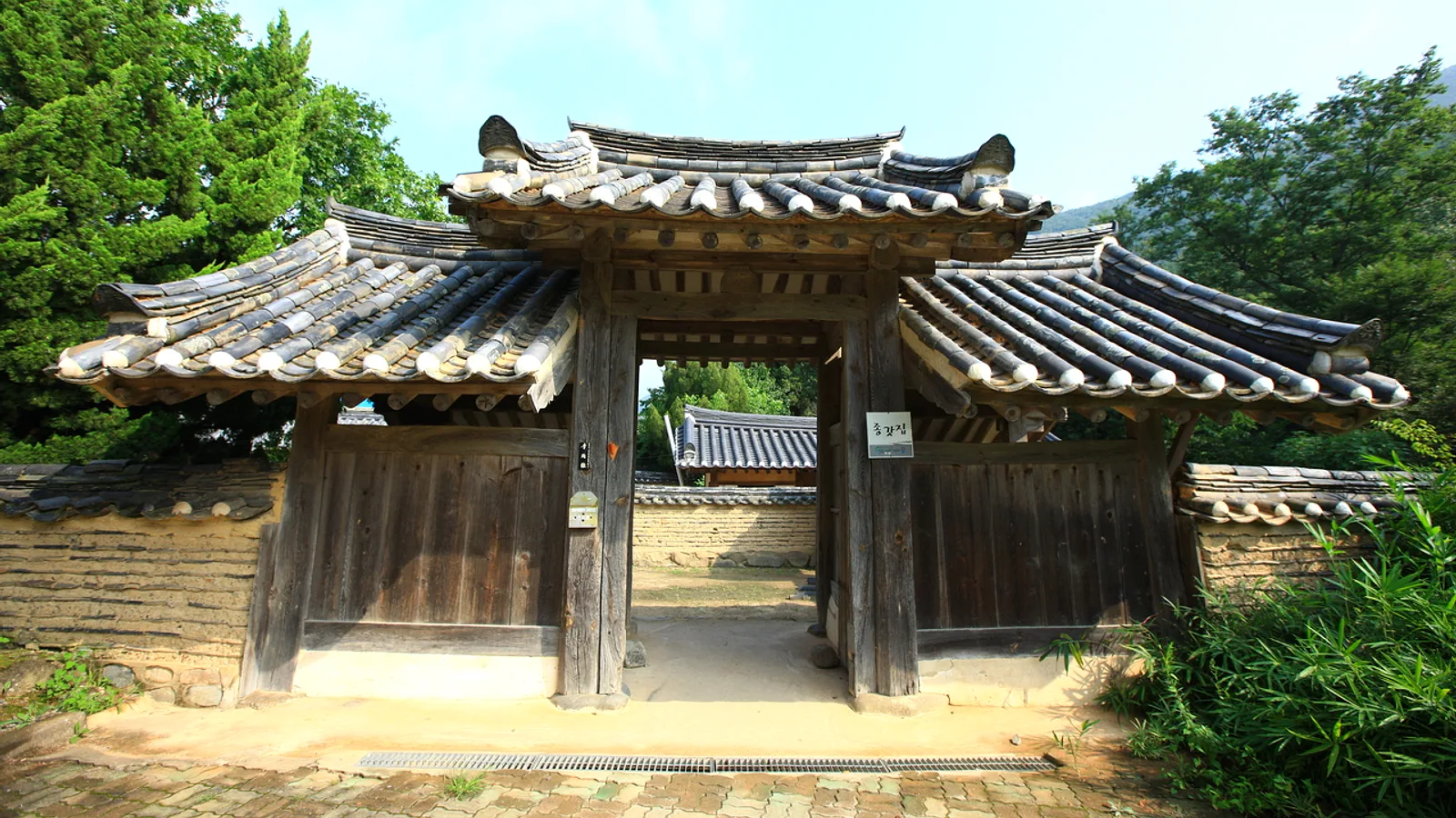 Hwangnidan-gil and Gyochon Village: Gyeongju's Hanok Streets, Cafes and Hanbok Walks